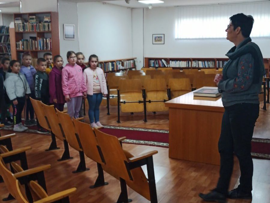 Ученици Ib разреда посјетили ЈУ Народну библиотеку „др Љубо Михић“.