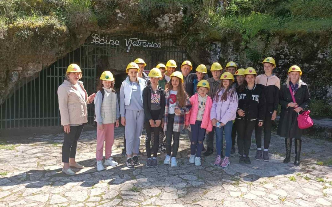 Учници VII б одјељења посјетили су Мркоњиће – родно село Светог Василија манастир Завала и Вјетреницу