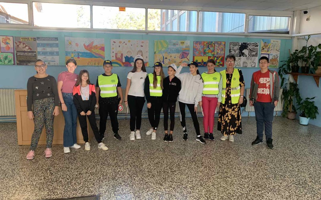 Данас су ученици шестих разреда заједно са Полицијским службеницима, одржали активност у склопу реализације акције „Заштитимо дјецу у саобраћају“