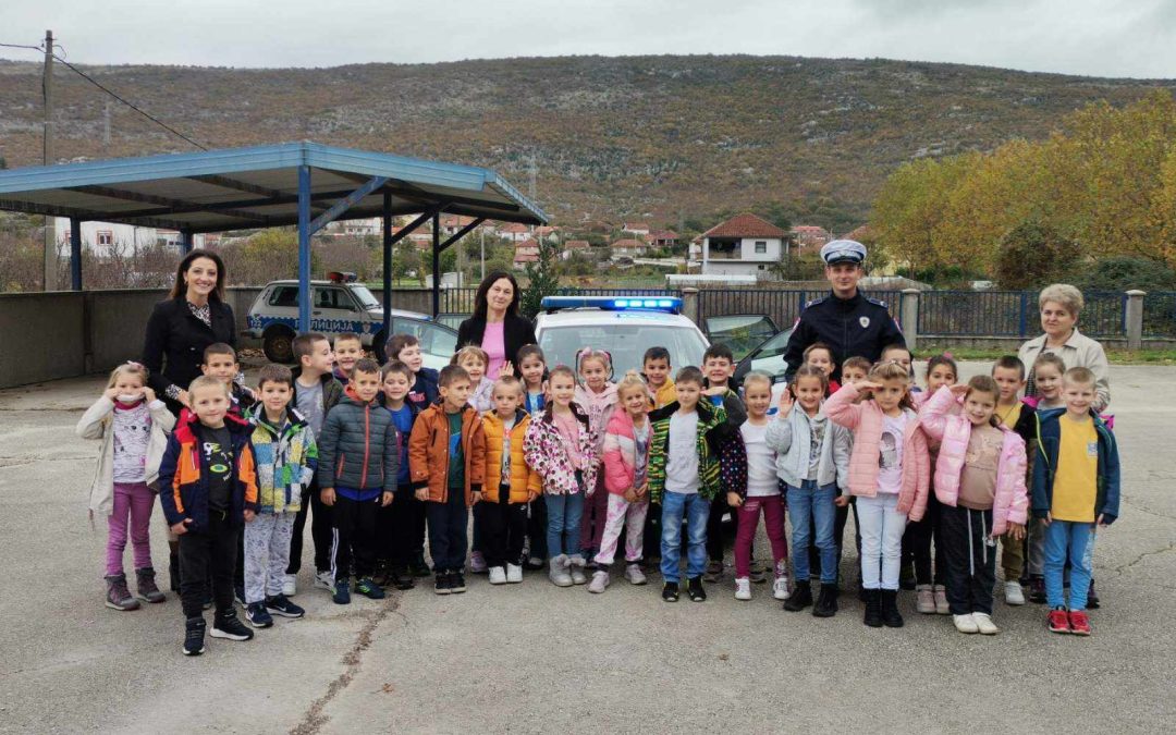 Полицијски службеници полицијске станице Љубиње организовали су Дане отворених врата за ученике првих разреда ЈУОШ „Свети Сава“ Љубиње.