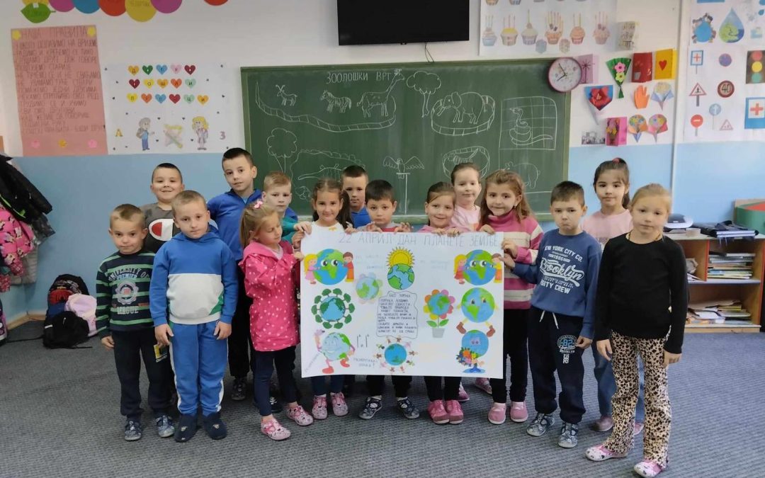 Ученици I, IIIa i IVa разреда обиљежили Дан планете Земље, чишћењем школског дворишта.