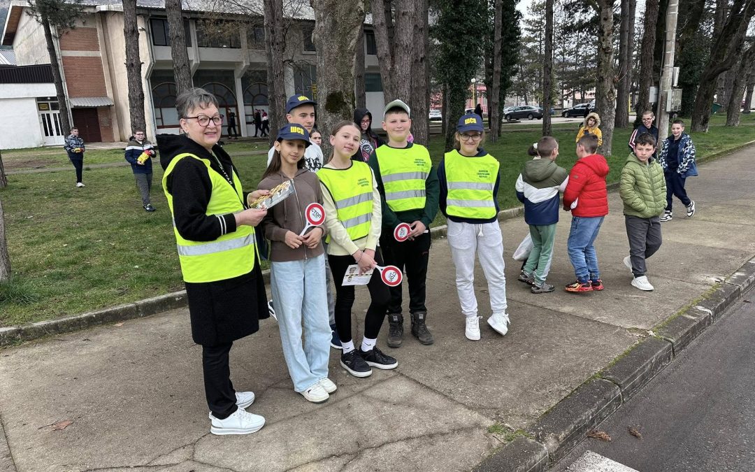 Данас су ученици шестих разреда заједно са Полицијским службеницима ПС Љубиње, зустављали возила